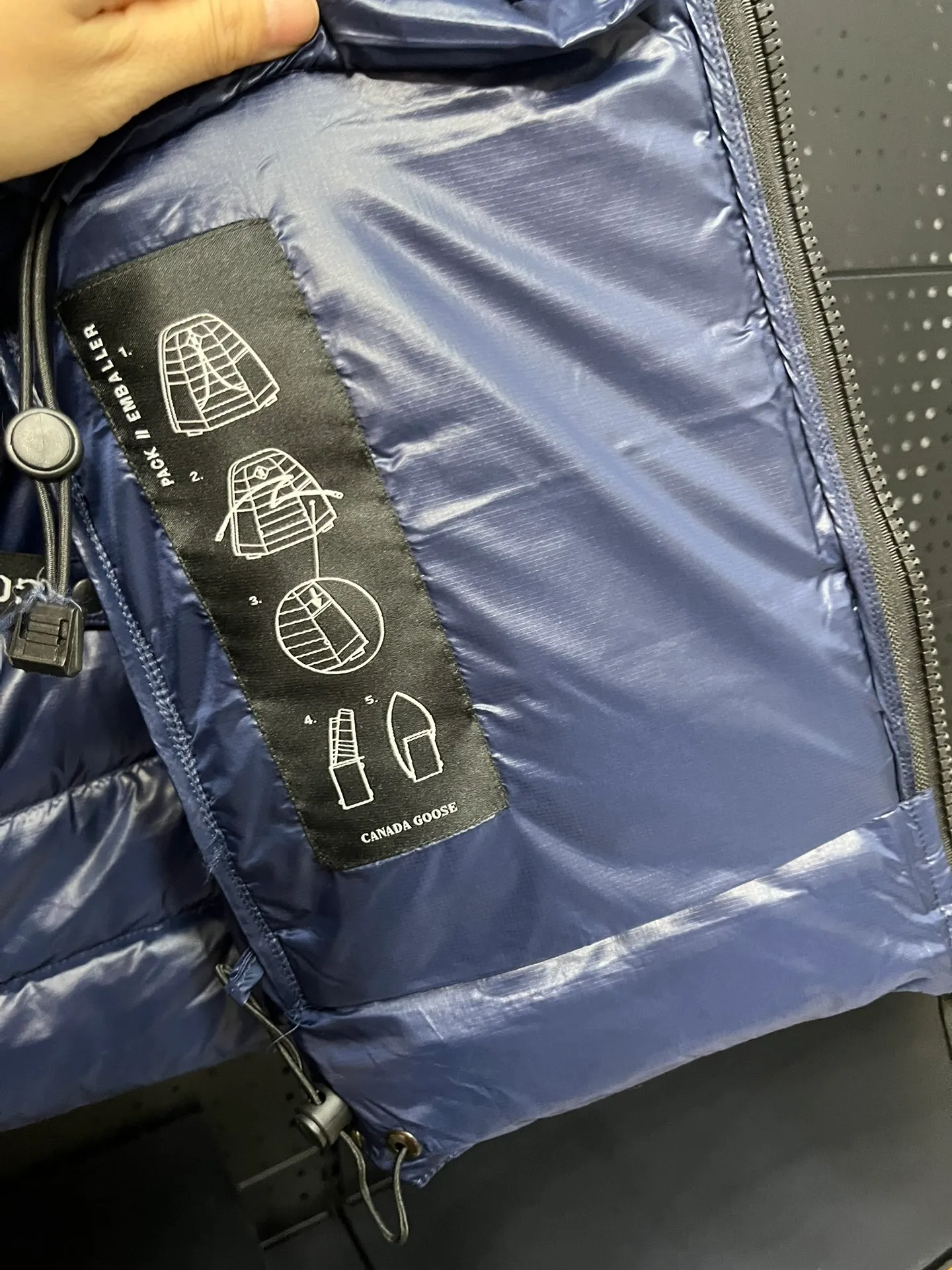 P860 Top 🔥purchase version 𝘾𝘼𝙉𝘼𝘿𝘼 𝙂𝙊𝙊𝙎𝙀/Canada Goose 2227 thin and light model. It’s super lightweight and doesn’t feel any weight on your upper body at all! Show more temperament‼  Canada Goose, a Canadian brand, has always been recognized as the warmest down jacket. Various Instagram celebrities, Internet celebrities, and celebrities often wear it for street photos. I make Canada Goose every year, but I still can’t get rid of my love for the goose. No matter how cold the winter is, there is no need to be afraid. Canada Goose is the legendary warmest down jacket and is known as a must-have for Arctic outdoor sports! The most popular down jacket in the world, celebrities are rushing to buy it, it is a must-have! Size: S-2XL Color: silver gray (red label) silver gray (black label), black (red label), black (black label), dark blue